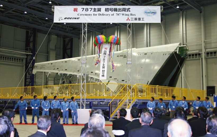 2007 年，在名古屋航空航天系統(tǒng)制造廠舉行了
波音787機(jī)型使用首架機(jī)翼出廠儀式
